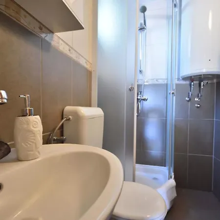 4 Two Guest house *